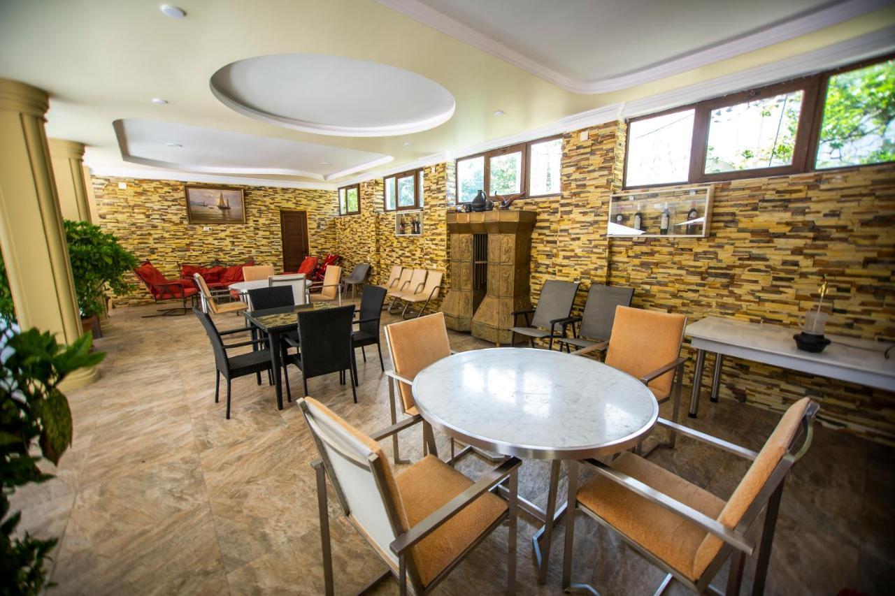 Hotel Chveni Ezo Кобулети Екстериор снимка