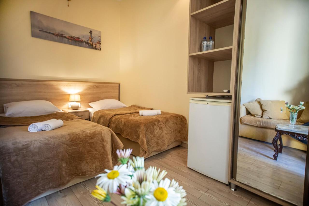 Hotel Chveni Ezo Кобулети Екстериор снимка