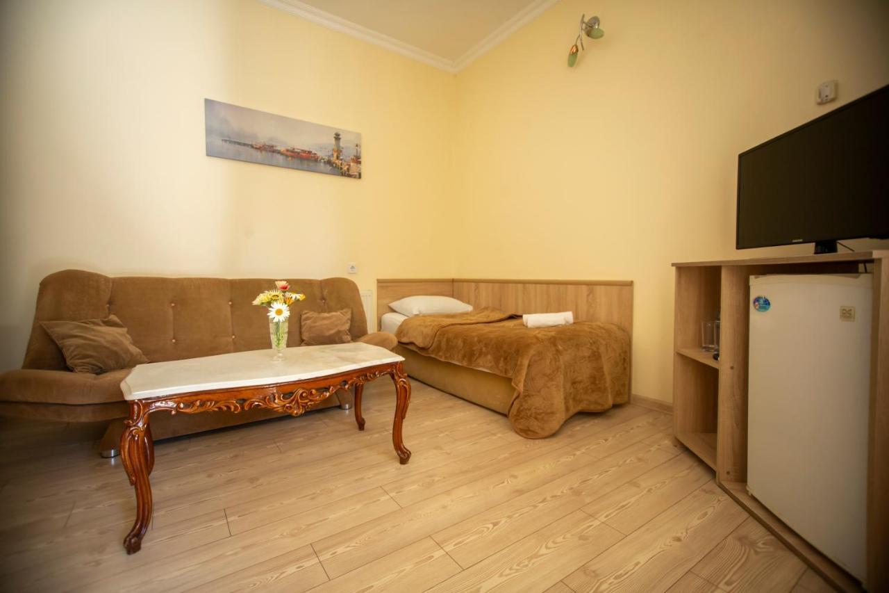 Hotel Chveni Ezo Кобулети Екстериор снимка