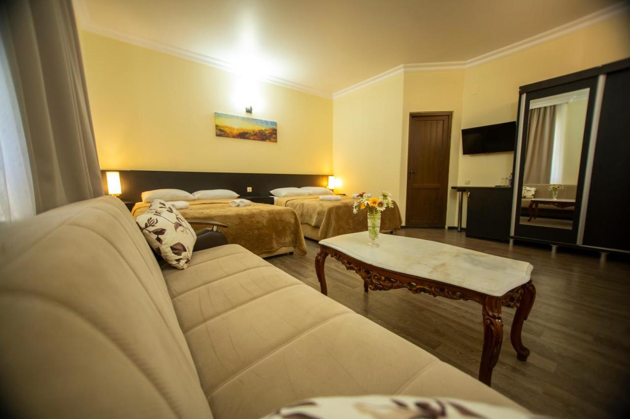 Hotel Chveni Ezo Кобулети Екстериор снимка