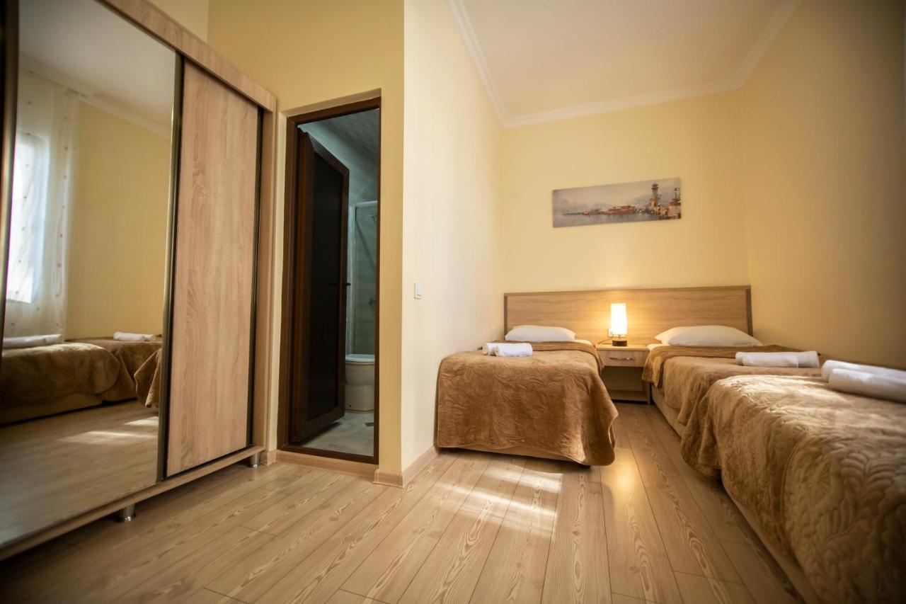 Hotel Chveni Ezo Кобулети Екстериор снимка