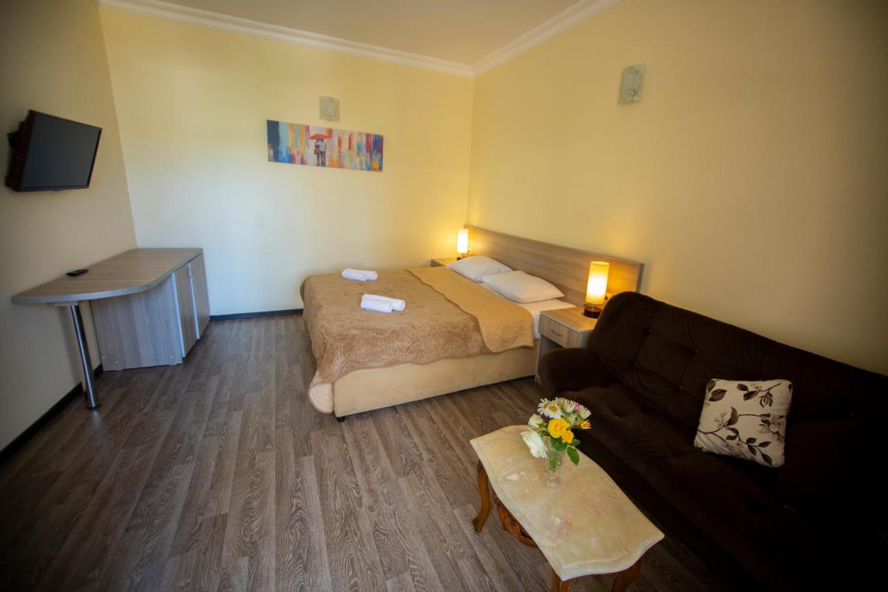 Hotel Chveni Ezo Кобулети Екстериор снимка