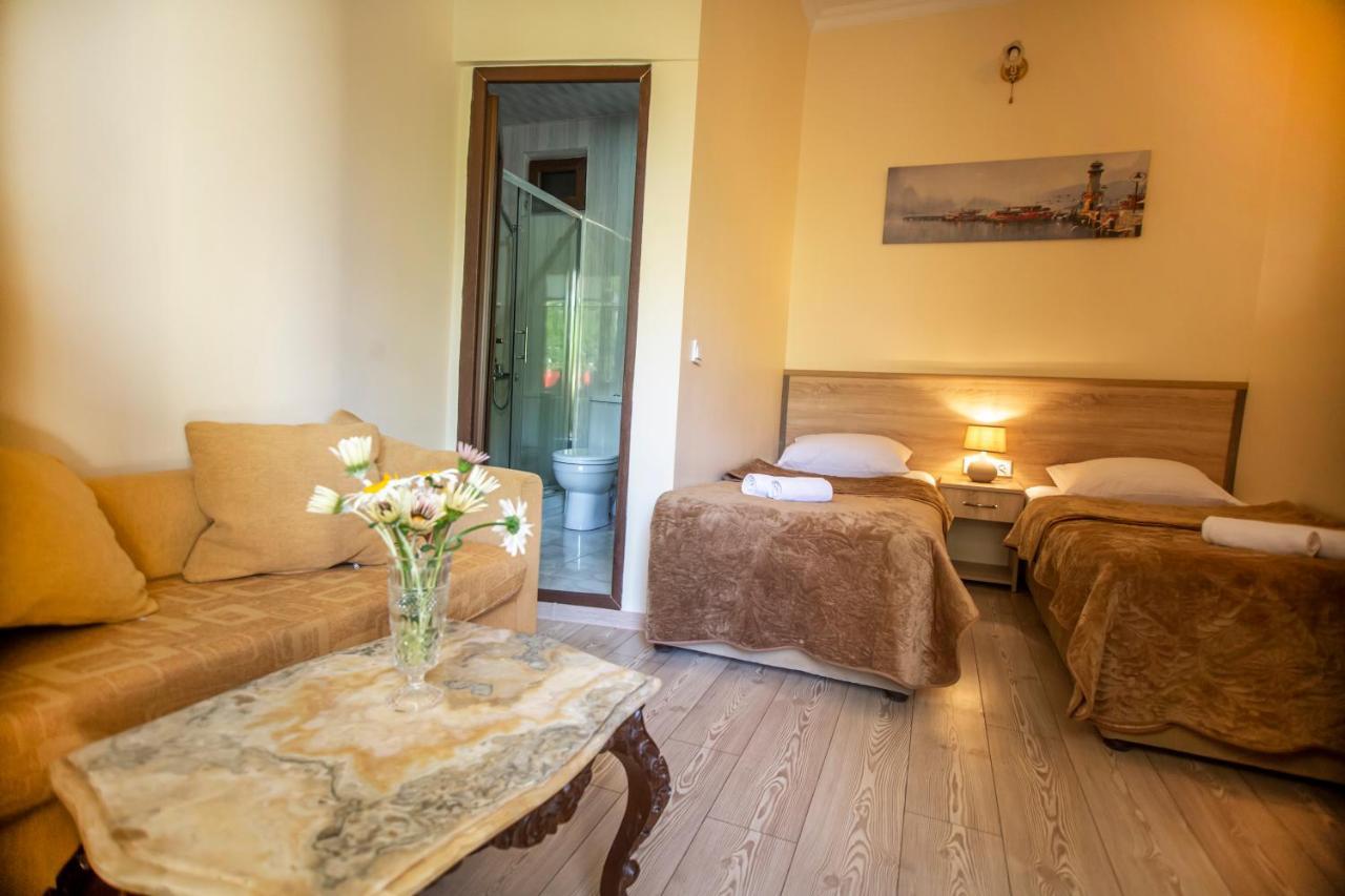 Hotel Chveni Ezo Кобулети Екстериор снимка